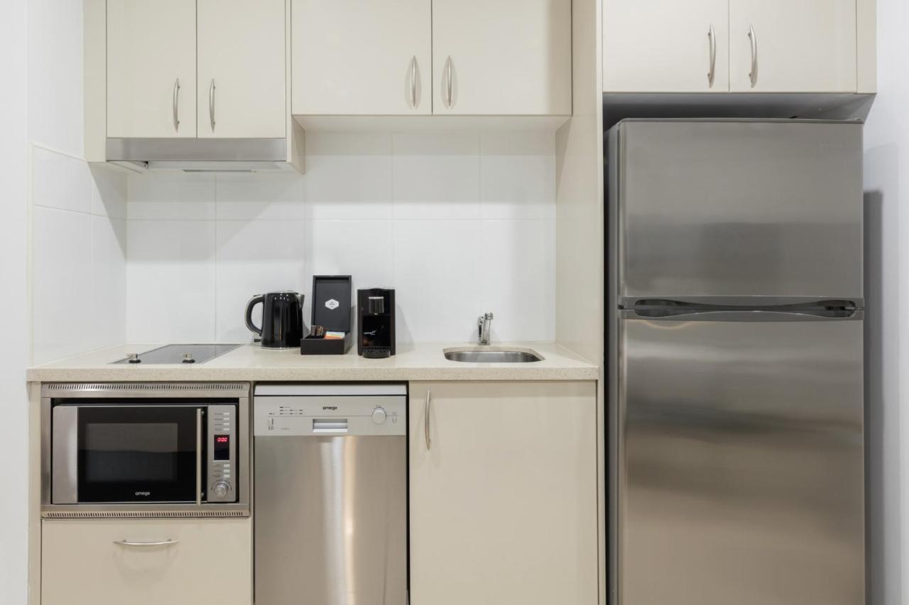 Meriton Suites Pitt Street, Сидней Экстерьер фото A typical kitchen in a student apartment