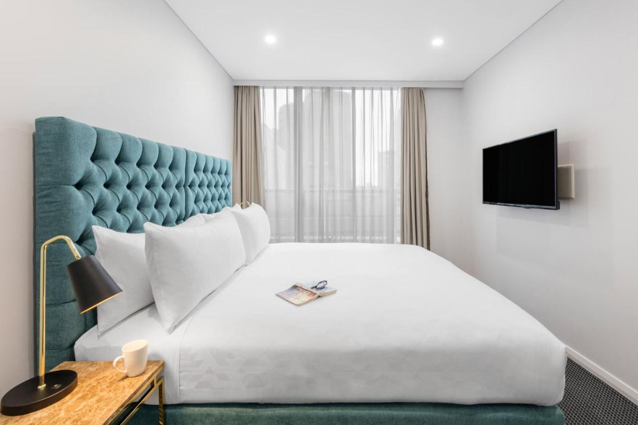 Meriton Suites Pitt Street, Сидней Экстерьер фото A bedroom at the hotel
