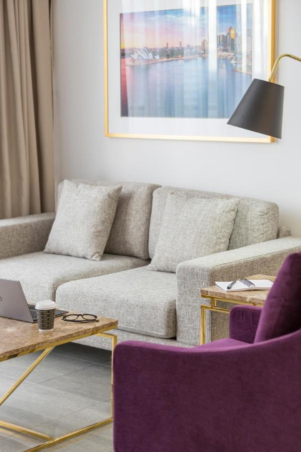 Meriton Suites Pitt Street, Сидней Экстерьер фото A sofa