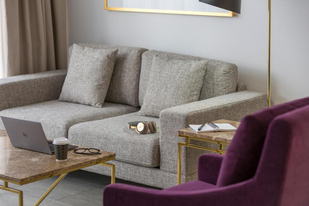 Meriton Suites Pitt Street, Сидней Экстерьер фото A sofa