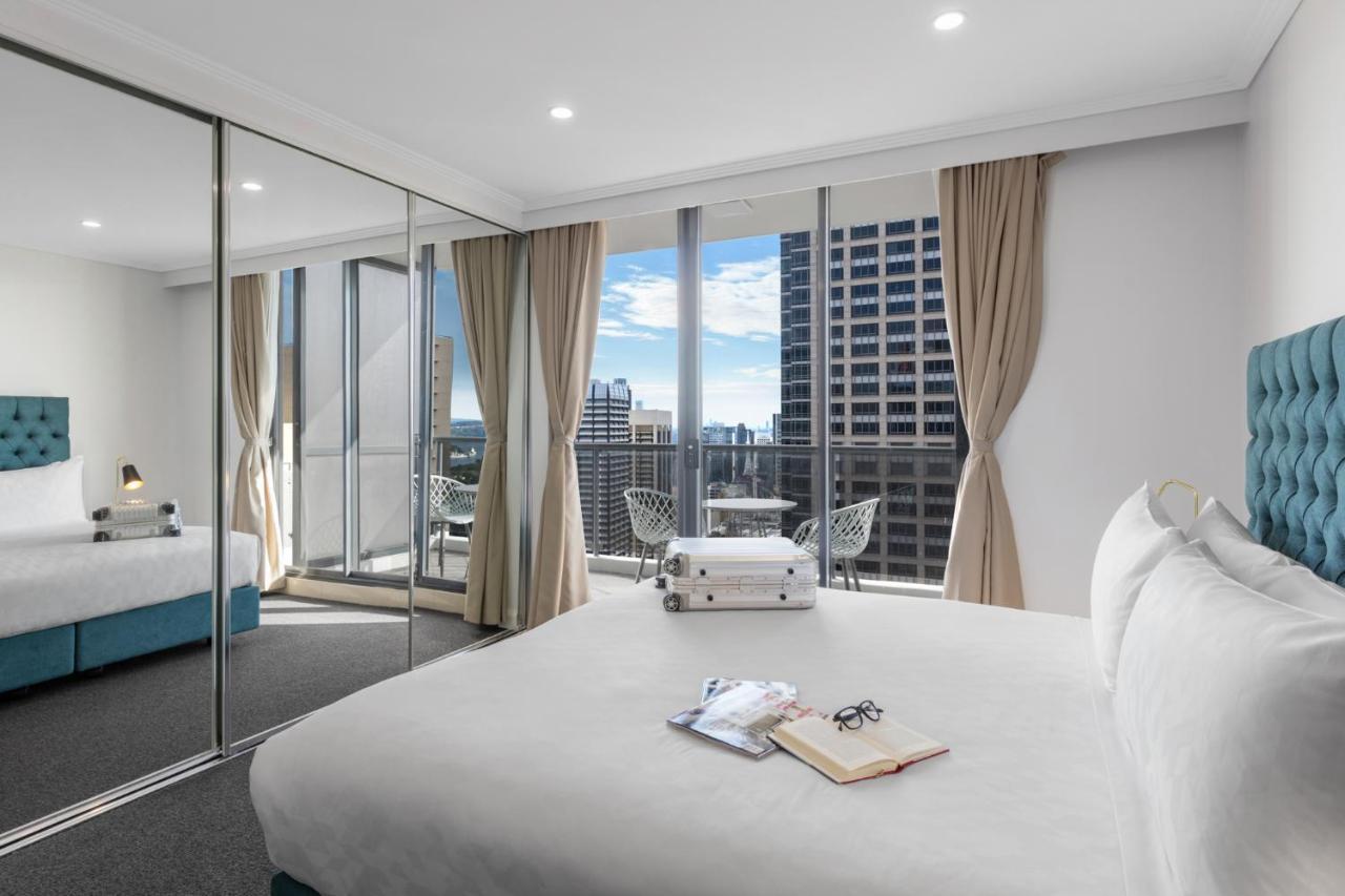 Meriton Suites Pitt Street, Сидней Экстерьер фото A bedroom at the hotel