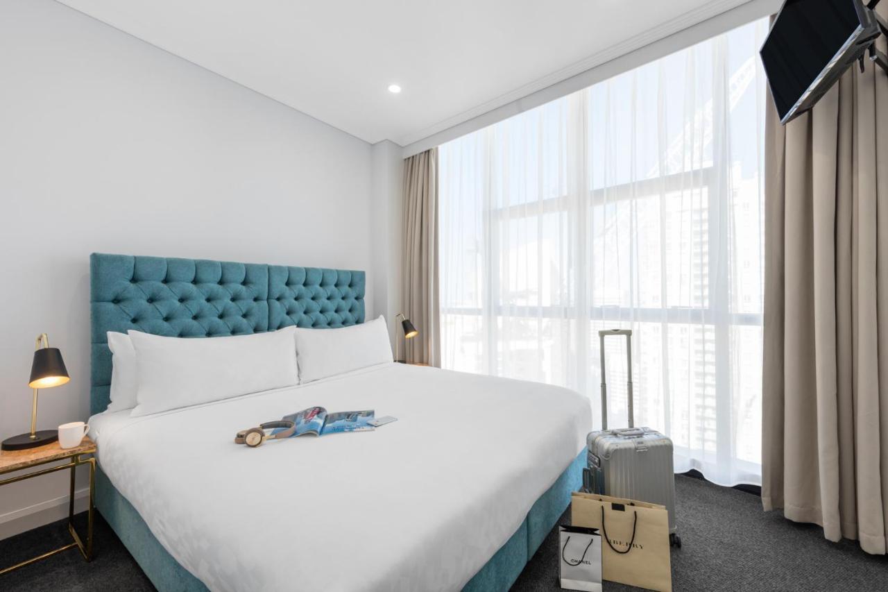 Meriton Suites Pitt Street, Сидней Экстерьер фото A bedroom at the hotel