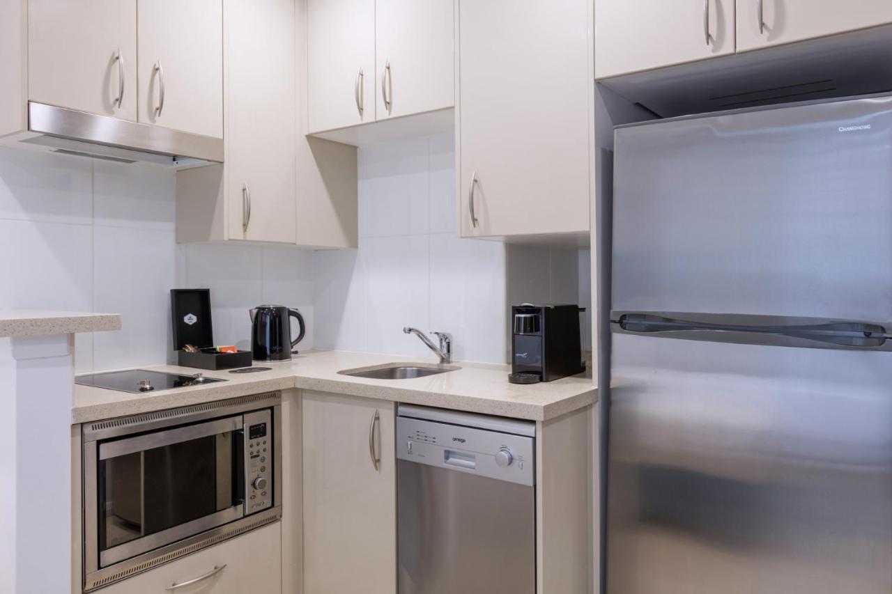 Meriton Suites Pitt Street, Сидней Экстерьер фото A typical kitchen in a serviced apartment