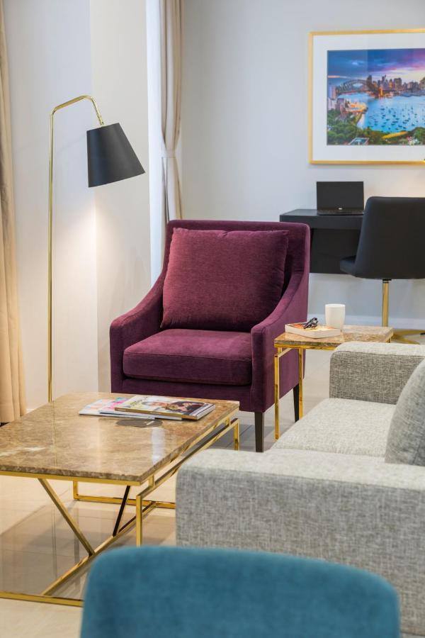 Meriton Suites Pitt Street, Сидней Экстерьер фото A chair