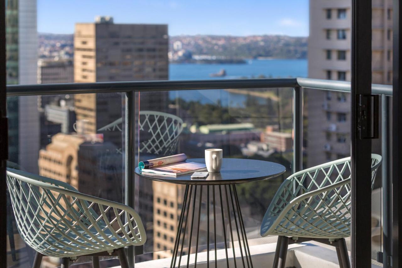 Meriton Suites Pitt Street, Сидней Экстерьер фото A balcony in a Sydney apartment